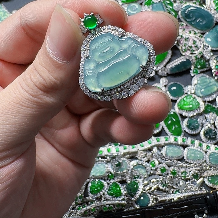 翡翠颈饰未镶嵌天然A货翡翠放漏