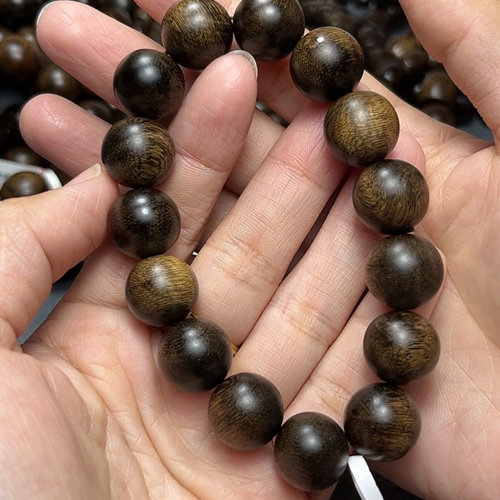 沉香手串白棋留疤