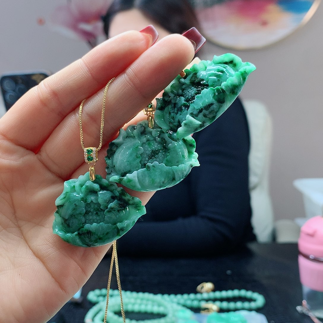 【闪购商品】翡翠吊坠(赠链)合金多样性发其一