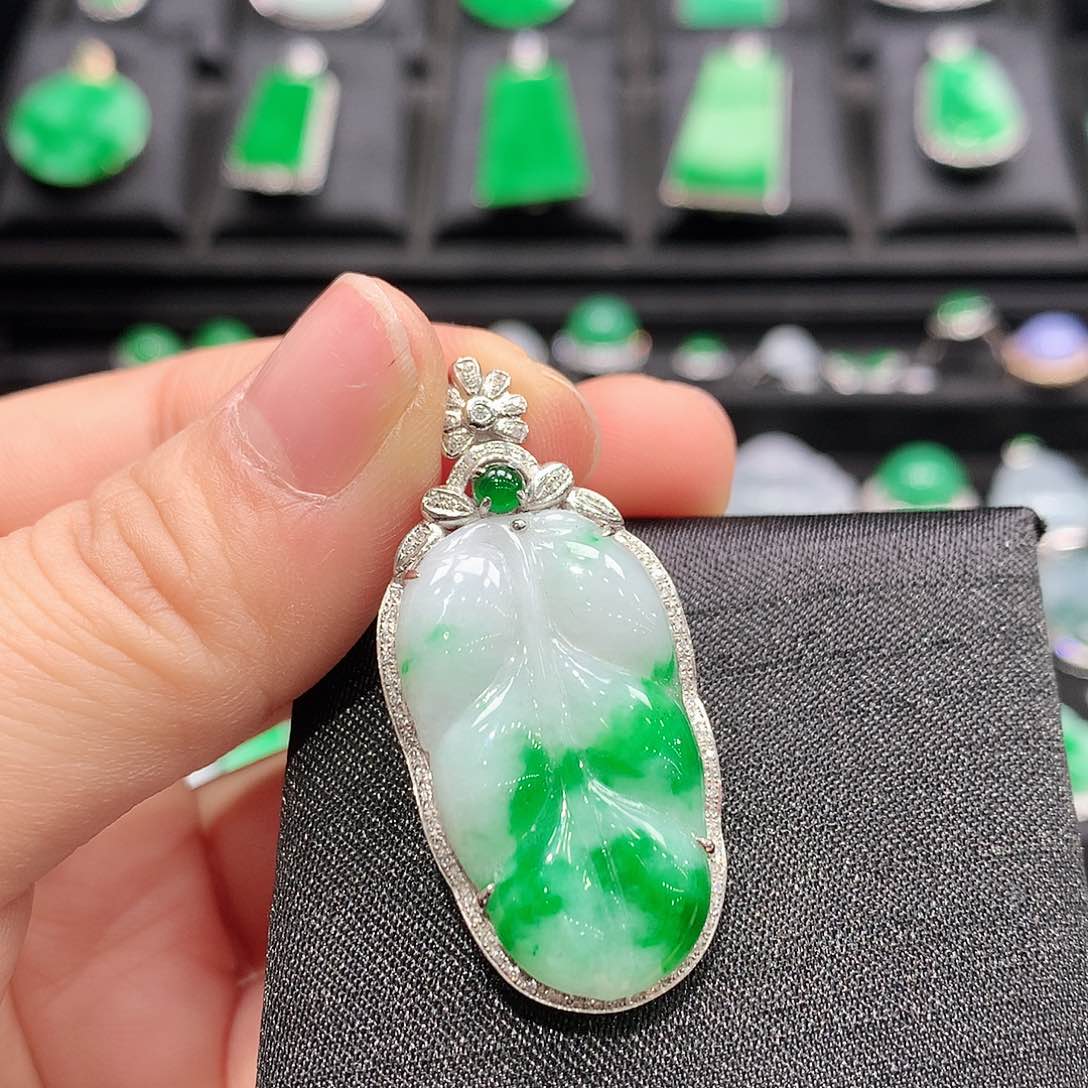 翡翠18K金镶嵌颈饰叶子