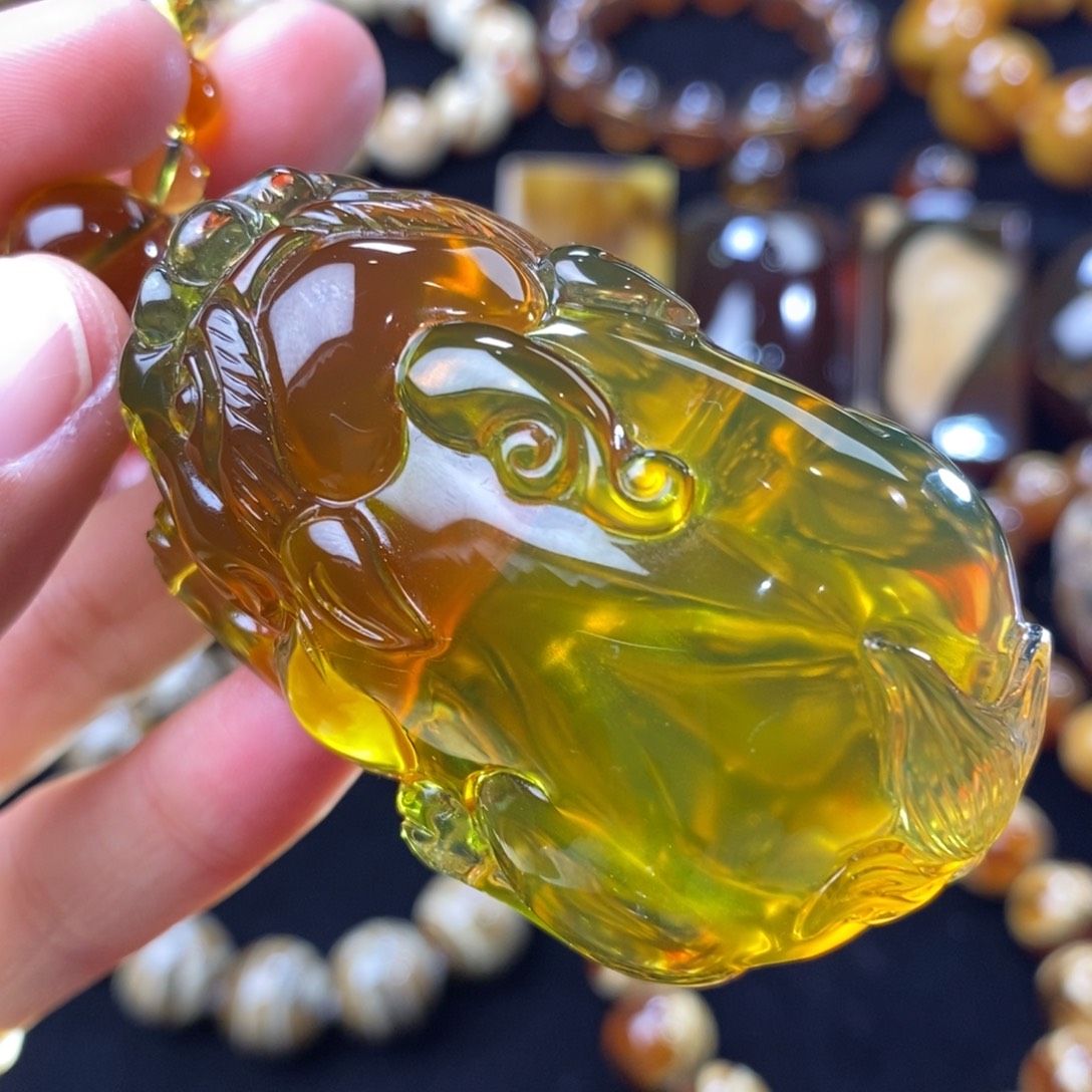 琥珀未镶嵌颈饰38.8克