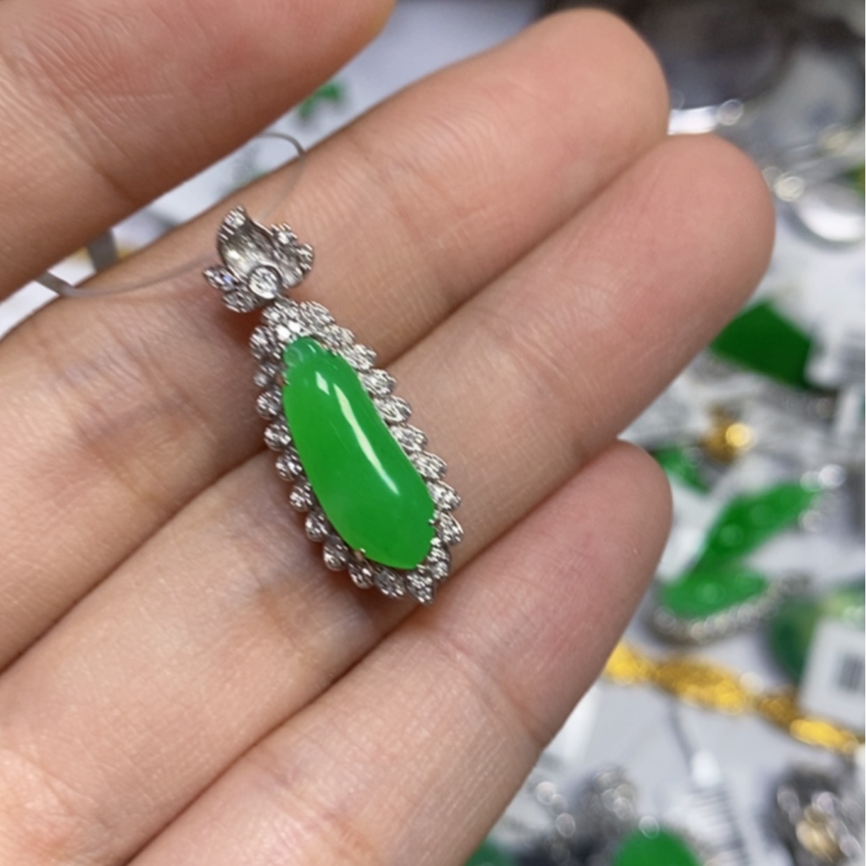 【闪购商品】颈饰18K金镶嵌翡翠米**卡吊坠