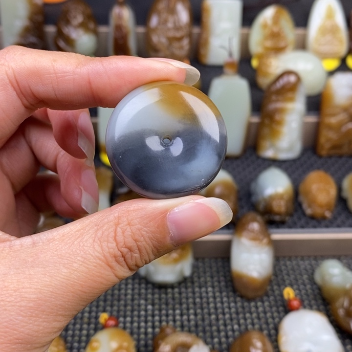 笔***侠和田玉未镶嵌颈饰