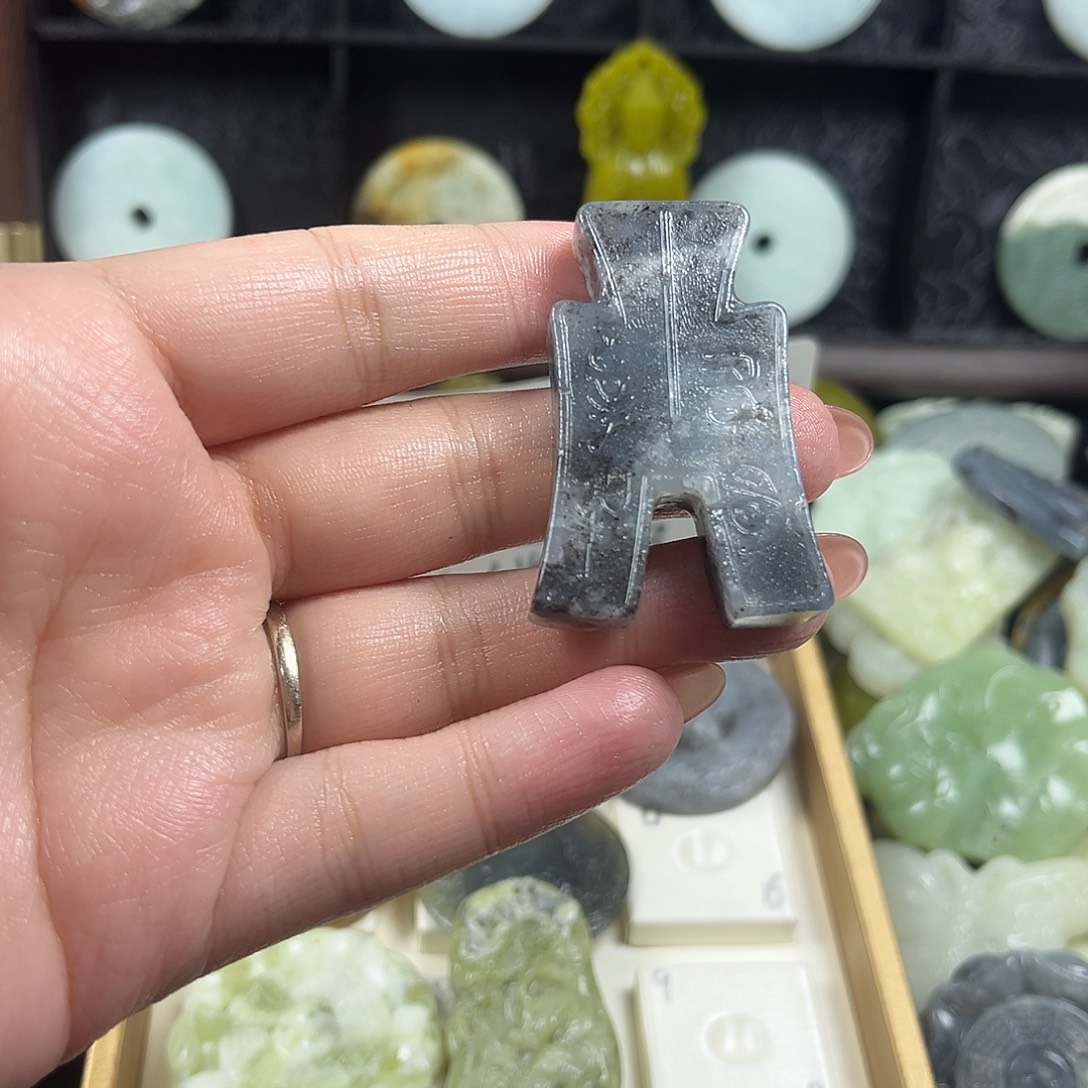 蛇纹石玉未镶嵌颈饰