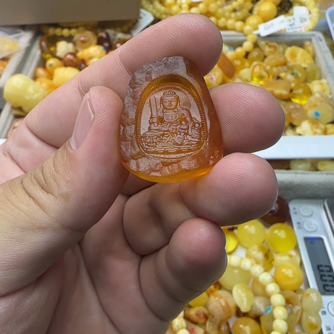 糖***米琥珀未镶嵌裸石3.83克