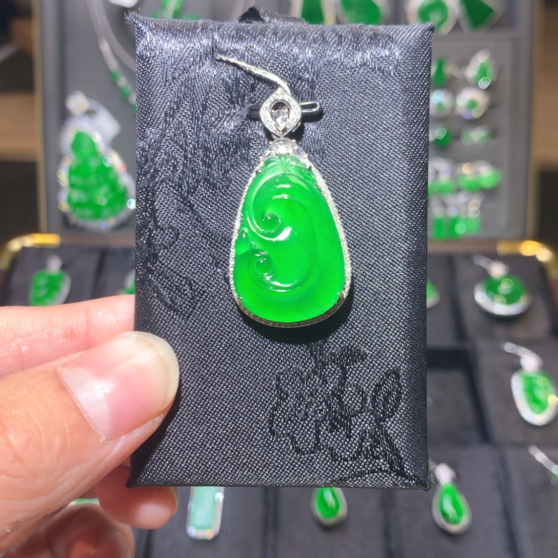 吊坠(不含链)18K金镶嵌翡翠如意