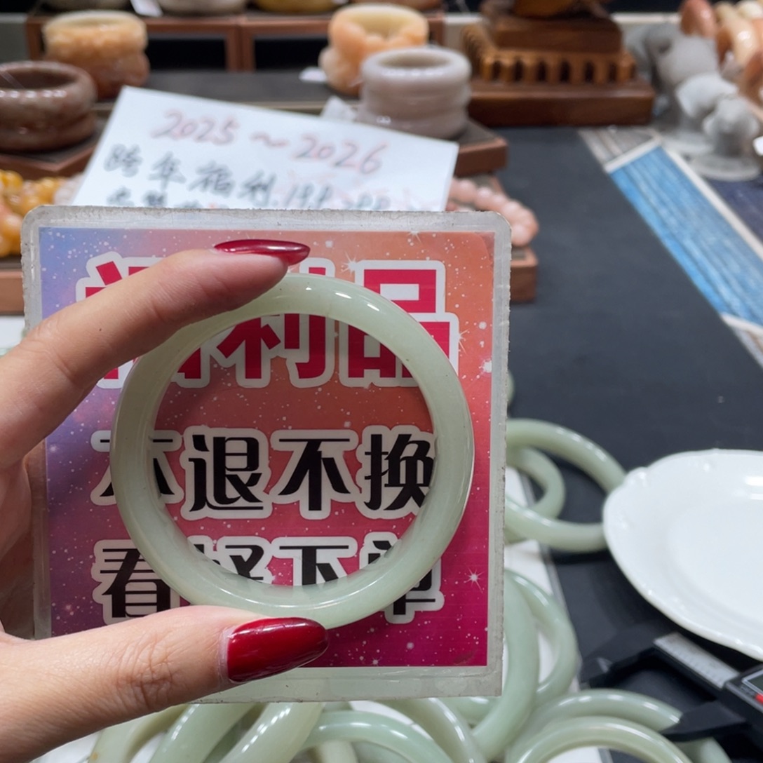 沫***陌石英岩玉未镶嵌手镯