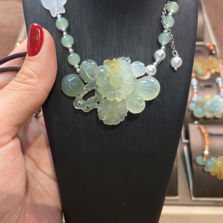 蛇纹石玉颈饰未镶嵌