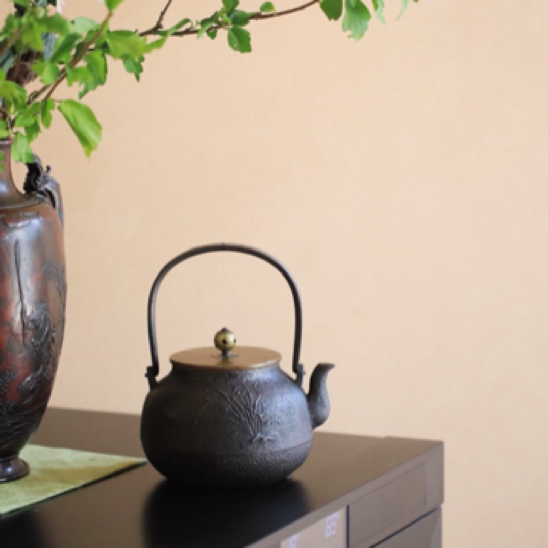 双款金光堂造兰蟹浮雕老铁壶