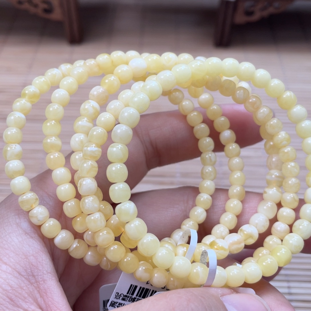 蜜蜡未镶嵌裸石多样性发其中一个