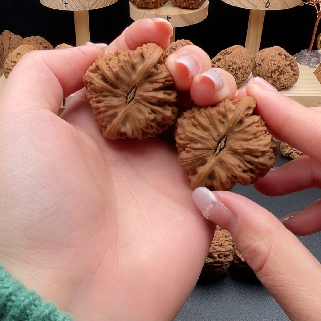 安***伍文玩核桃吊坠南疆石