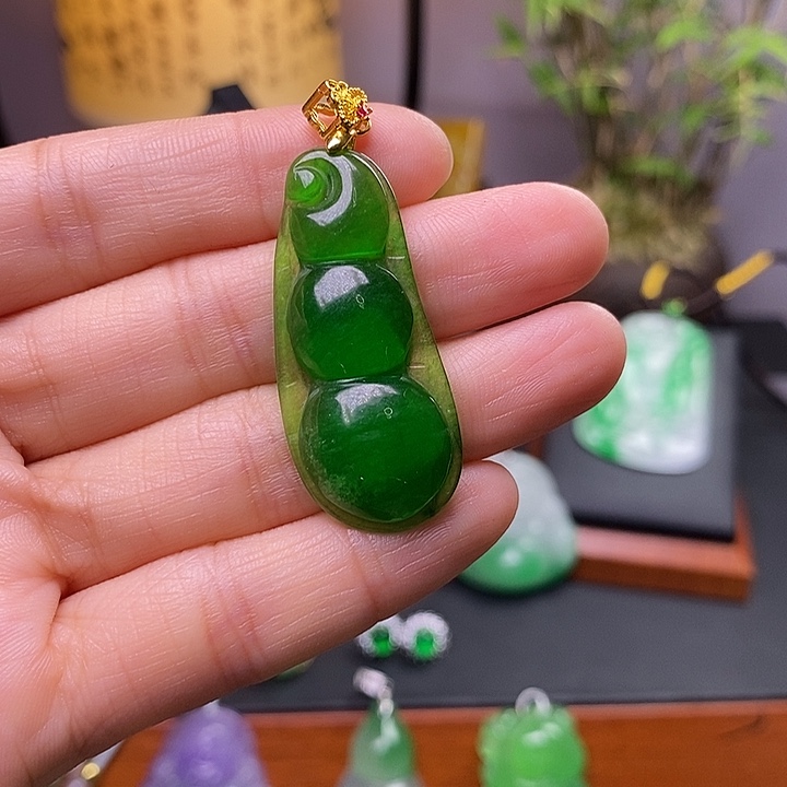 翡翠未镶嵌吊坠(赠链)