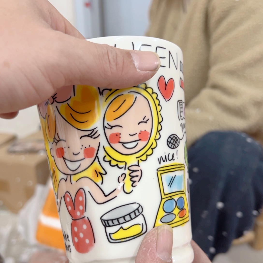 盘小姐姐家瓷器很漂亮化妆女孩