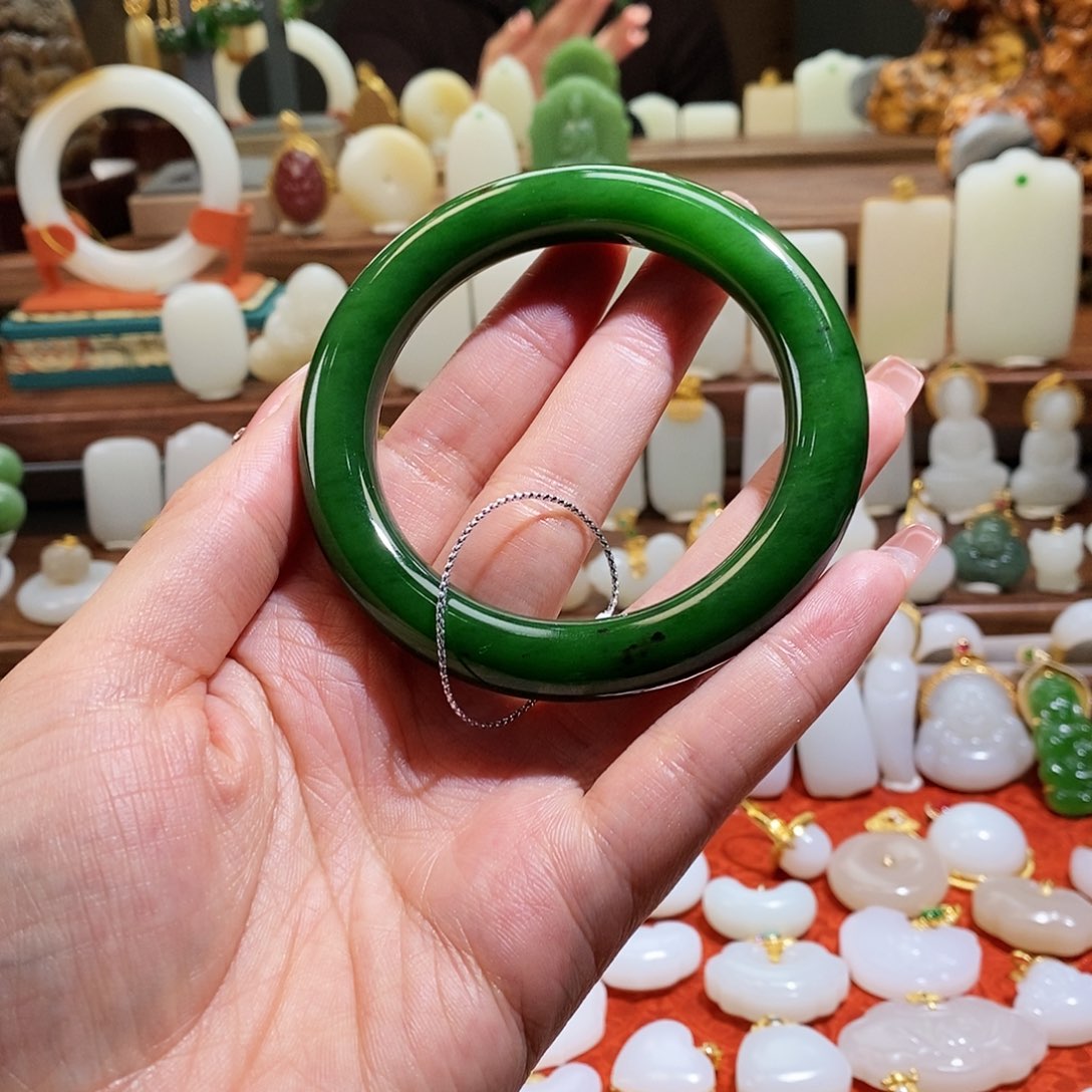 和田玉手镯未镶嵌可***?