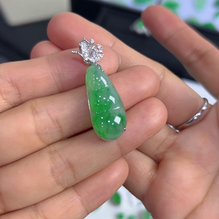 翡翠颈饰18K金镶嵌福豆