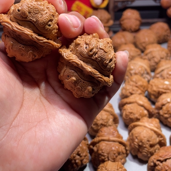 ?蛤蟆头雕刻的金蟾