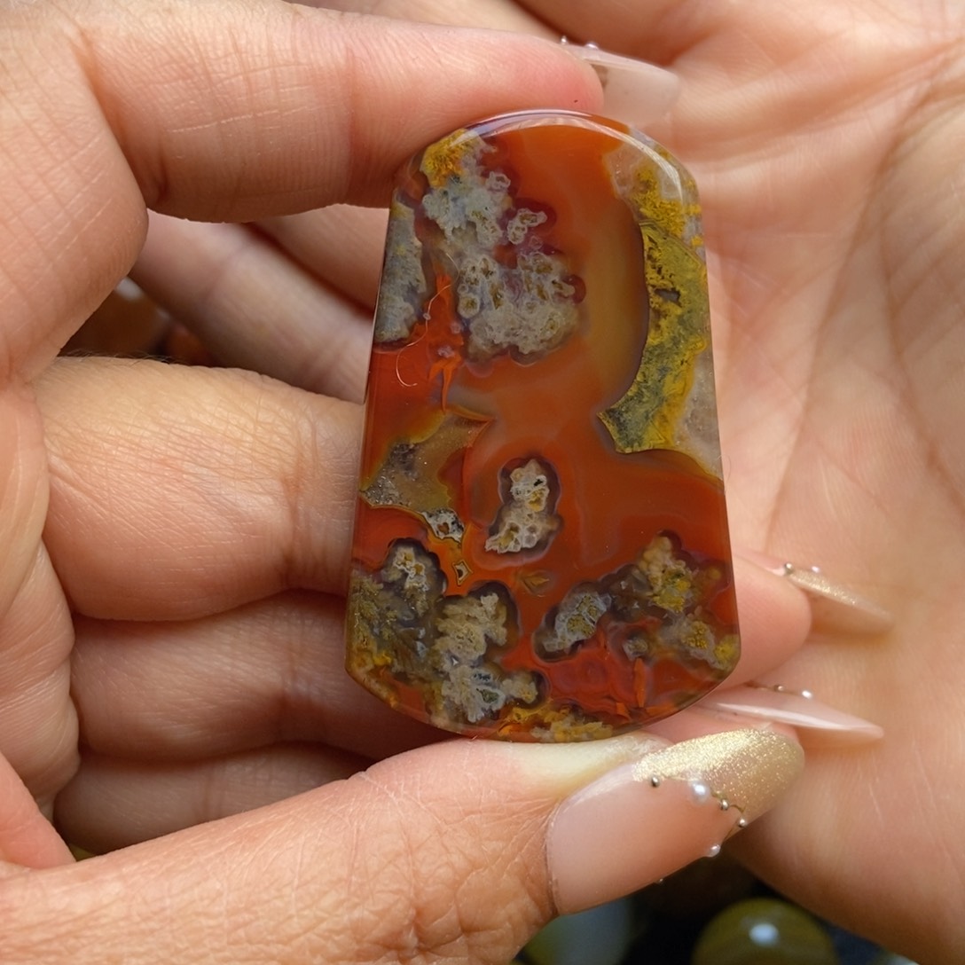 玛瑙/玉髓颈饰未镶嵌战国红