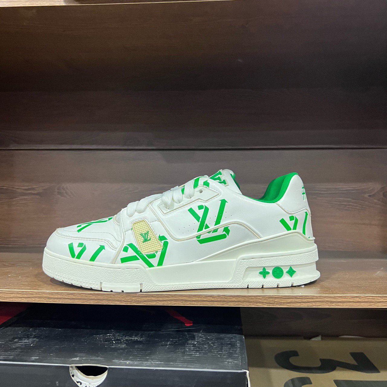 LV trainer 白绿logo 7码 偏大到42码  鞋底磨损