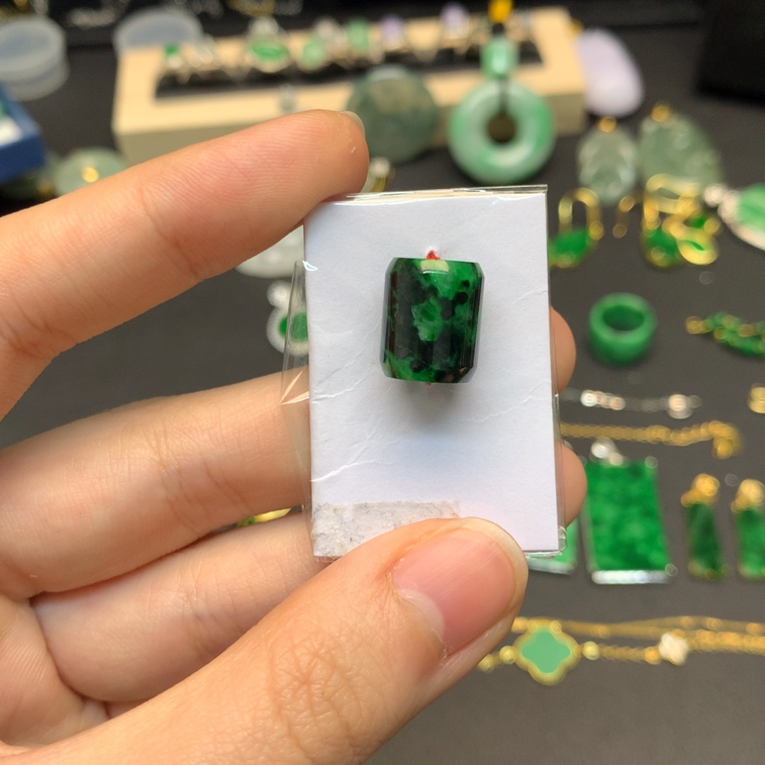 翡翠未镶嵌颈饰有纹裂