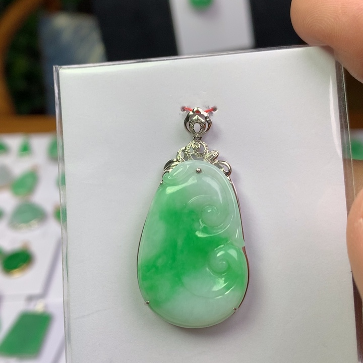 翡翠18K金镶嵌颈饰