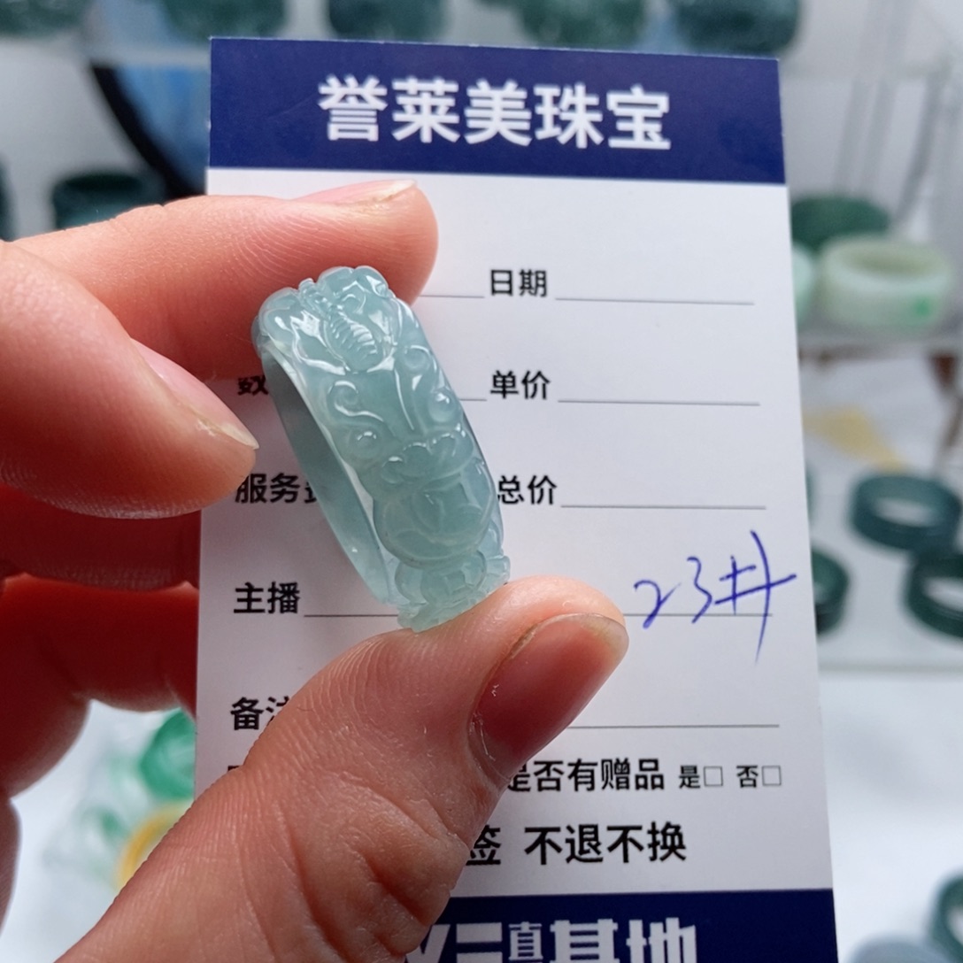 翡翠戒指未镶嵌不*。