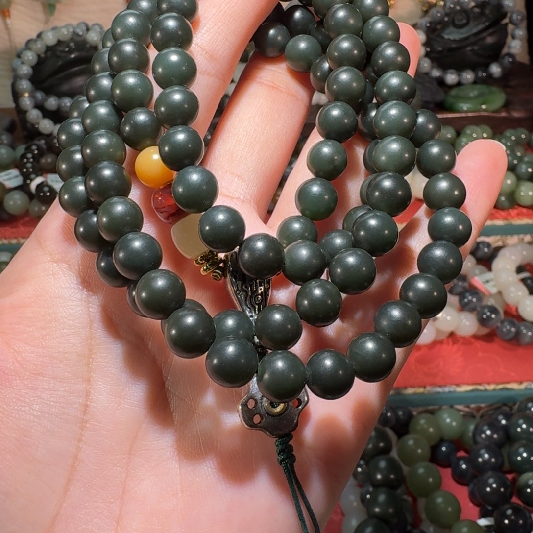 艾***人和田玉未镶嵌手链