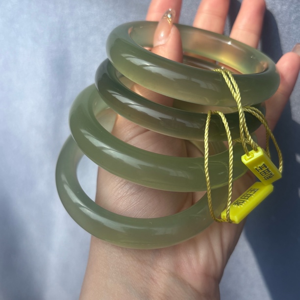 高品质天然岫玉高冰起胶感手镯