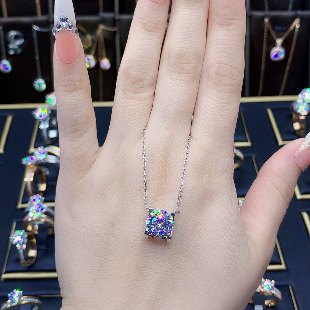 18K金镶嵌合成碳硅石（莫桑石）吊坠(赠链)Q**?