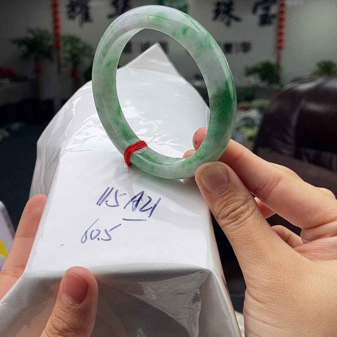 翡翠手镯未镶嵌拍一发一