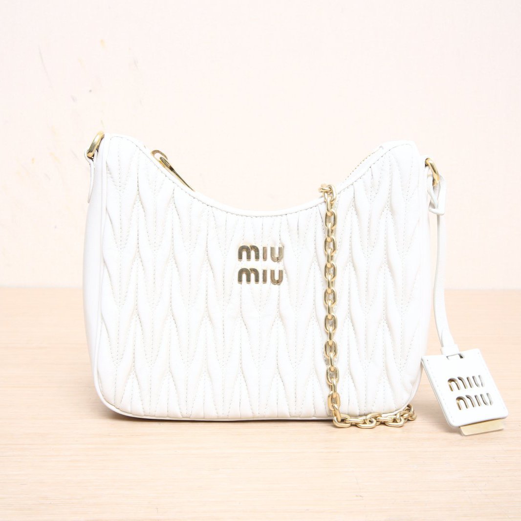 99新 MIU MIU/缪缪 -100活动攀攀Matelasse 腋下包HOBO 白色皮革C