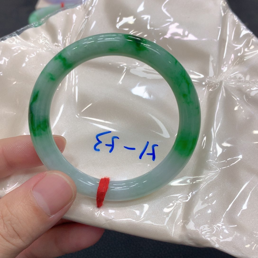 翡翠手镯未镶嵌翡翠