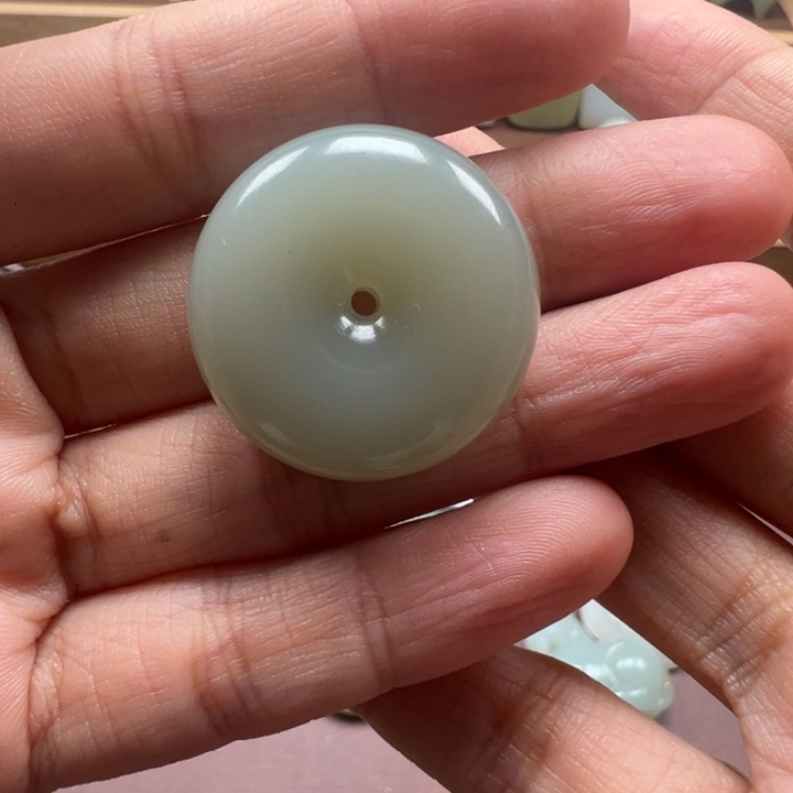 和田玉未镶嵌颈饰且末平安扣