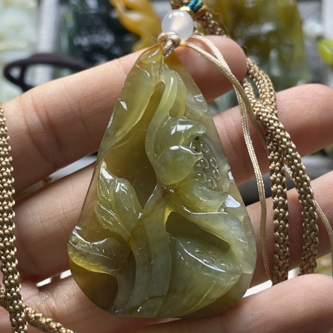 蛇纹石玉颈饰未镶嵌