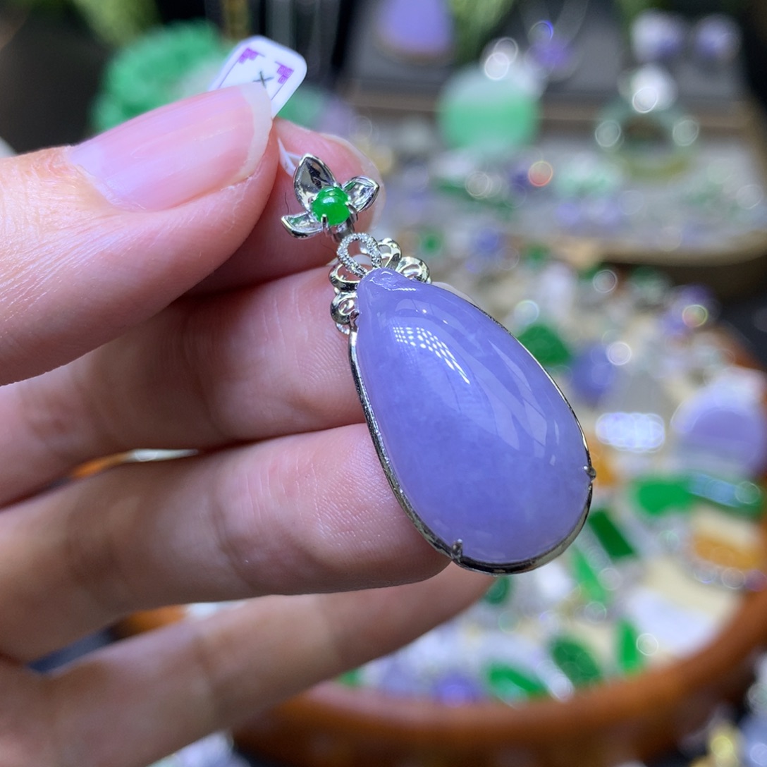 颈饰18K金镶嵌翡翠