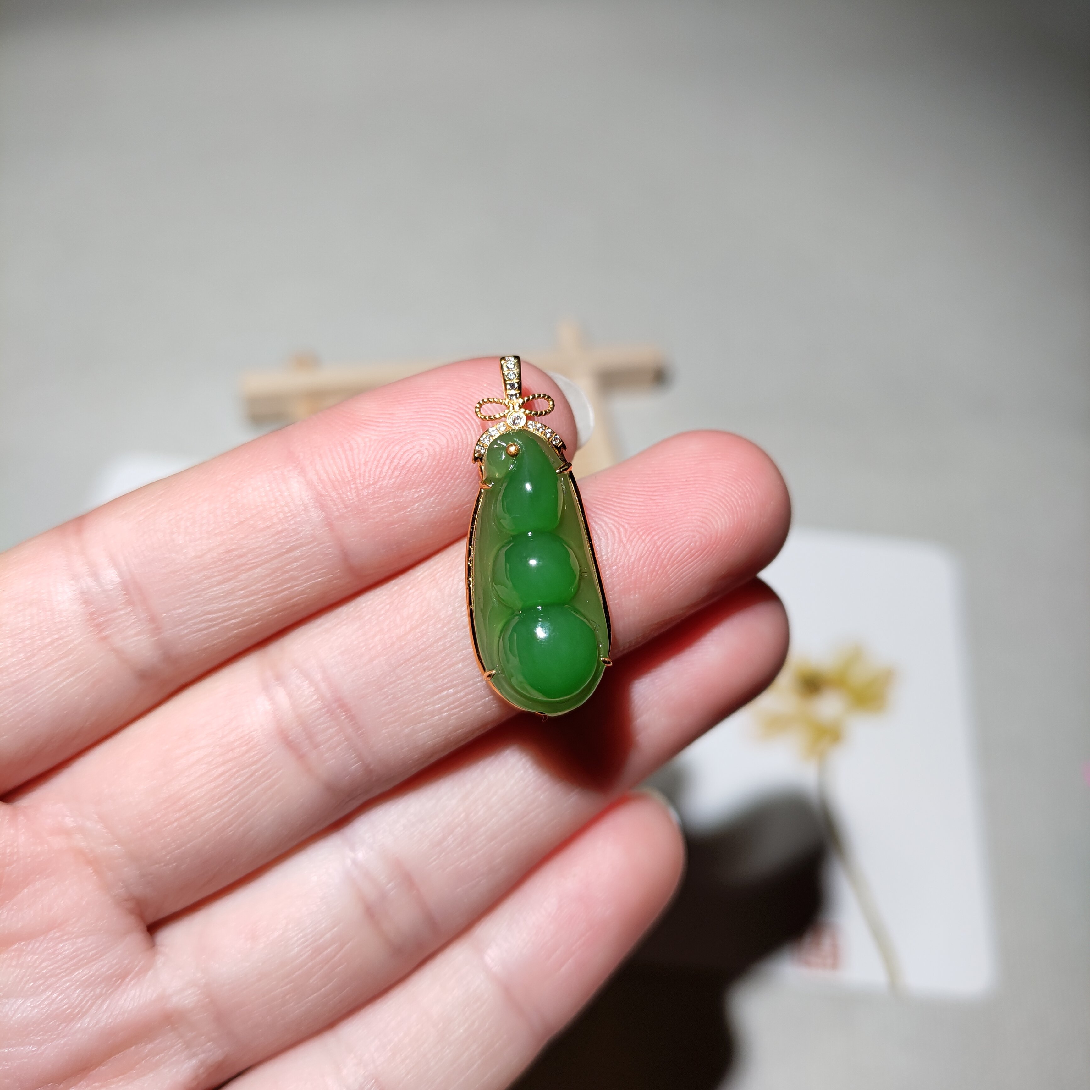 和田玉苹果绿碧玉福豆玉坠18k金镶嵌约29.1*11.2*7.7MM不含项链