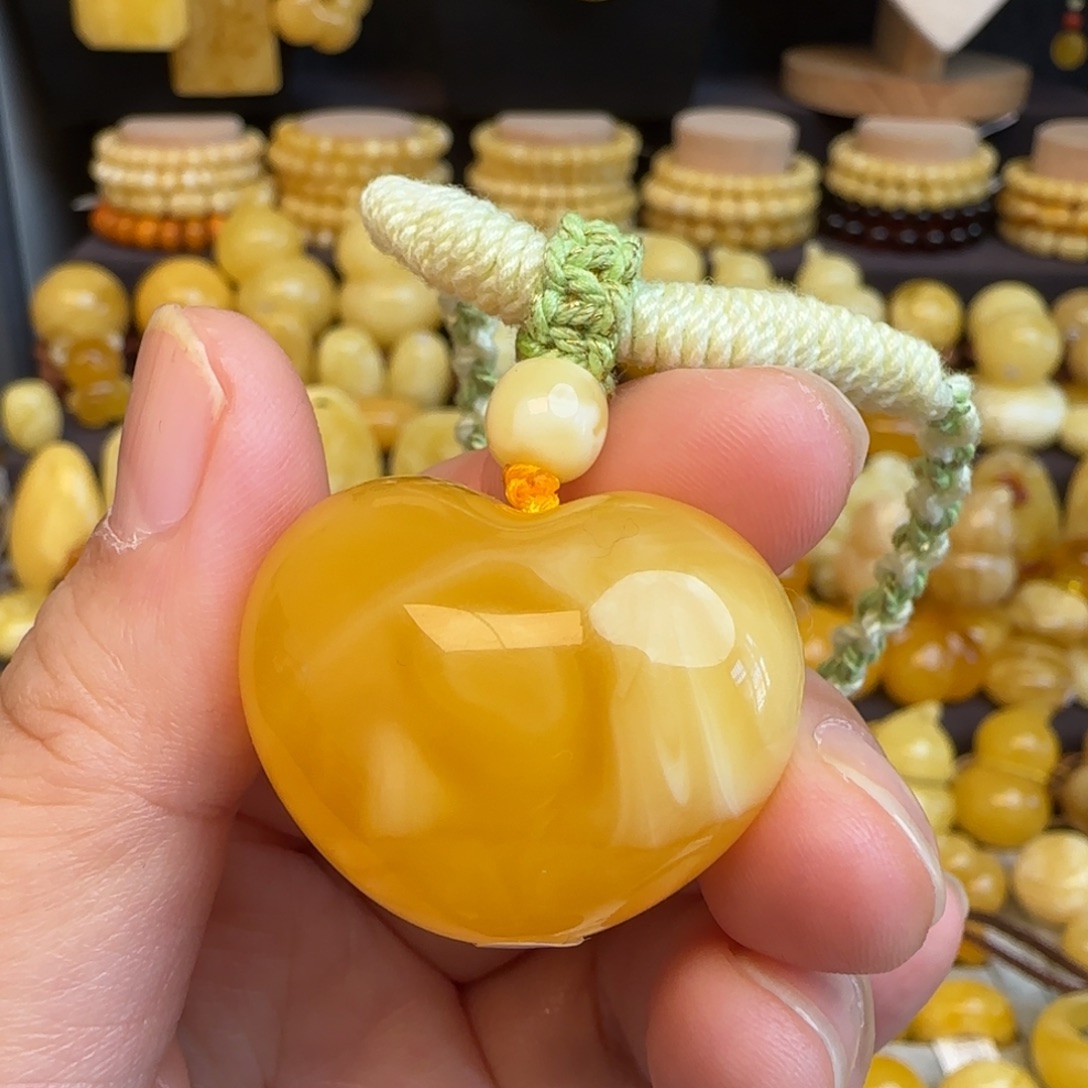 琥珀未镶嵌套链焦皮料蜜蜡爱心吊坠