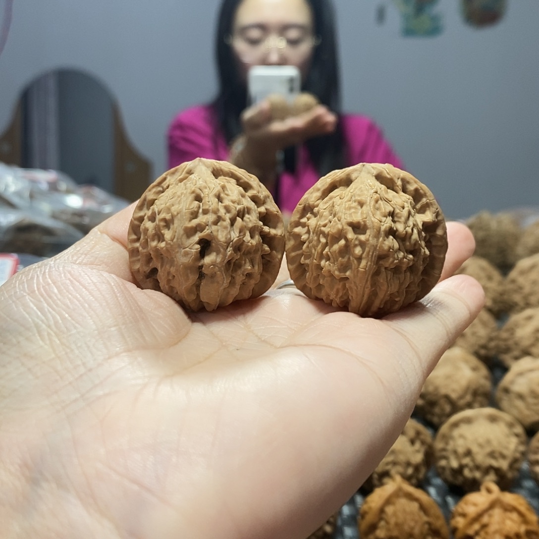 何***处吊坠桃核白狮子36