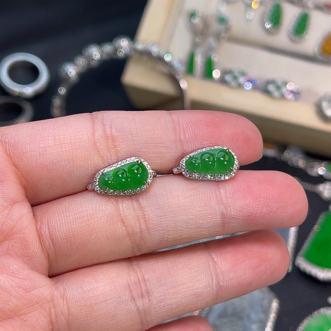 翡翠18K金镶嵌耳饰阳绿福豆