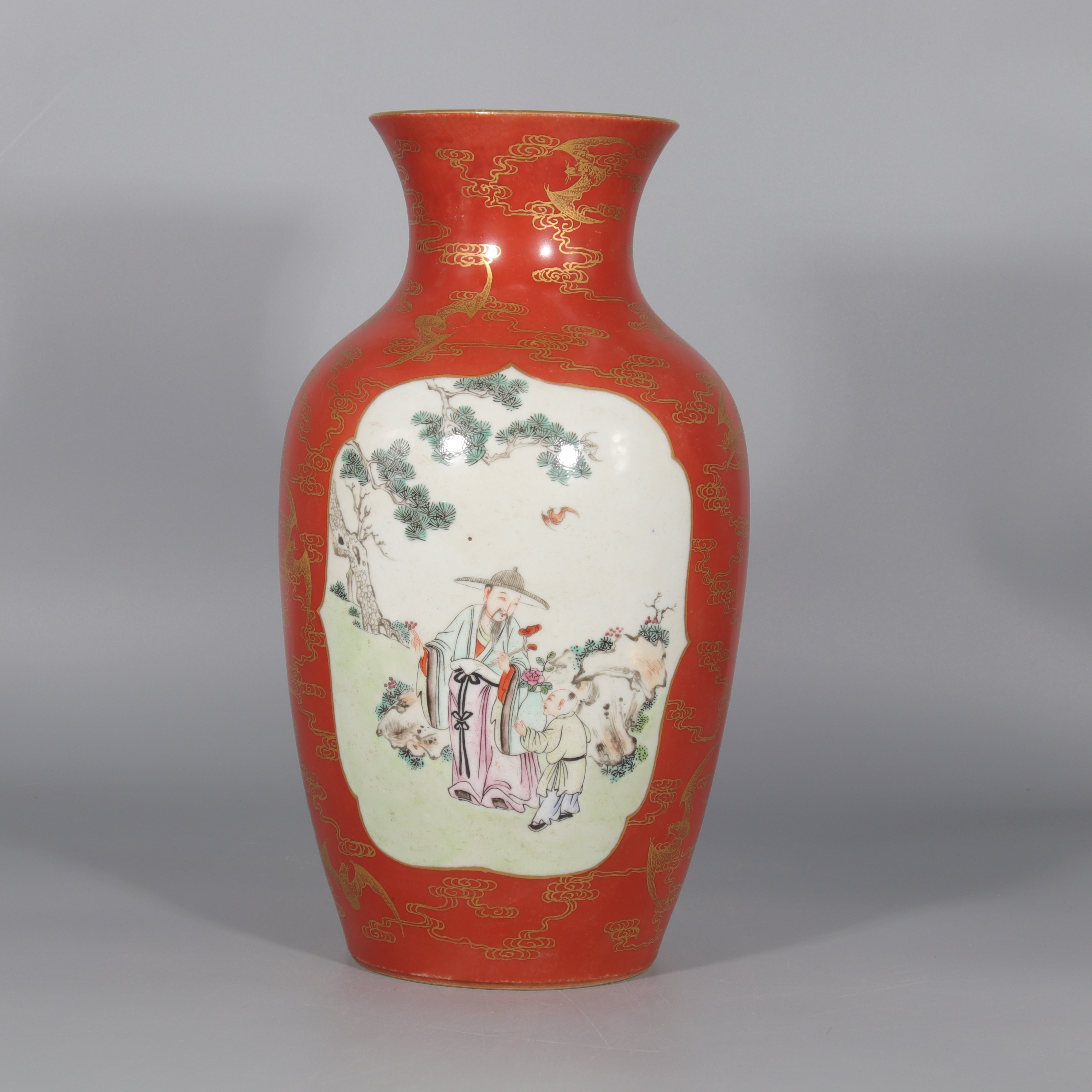 珊瑚红地描金开窗人物纹赏瓶    H412-153
