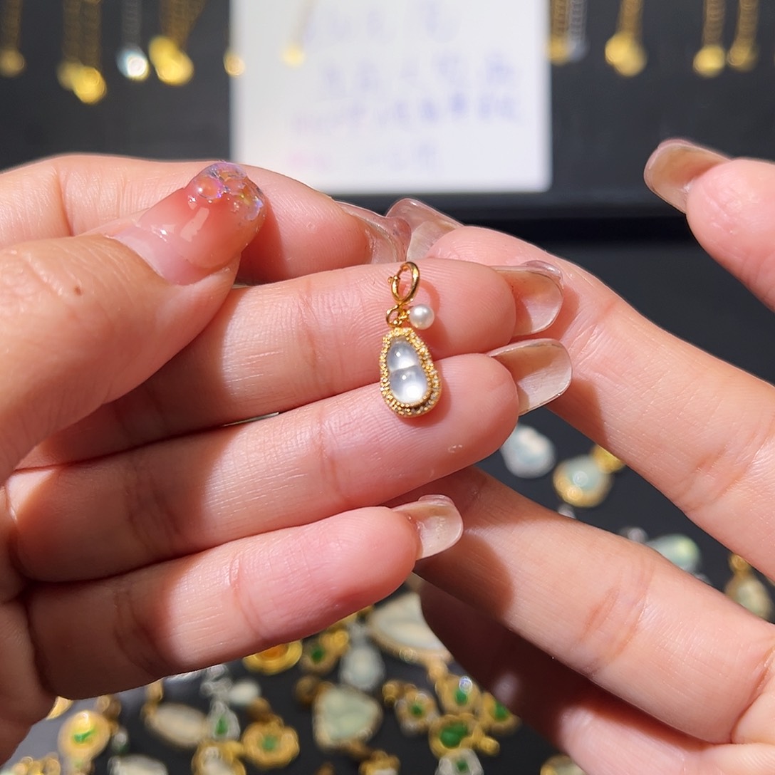 翡翠颈饰18K金镶嵌吊坠