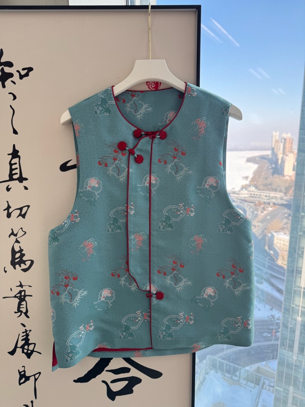 沧浪亭花窗宋锦马甲