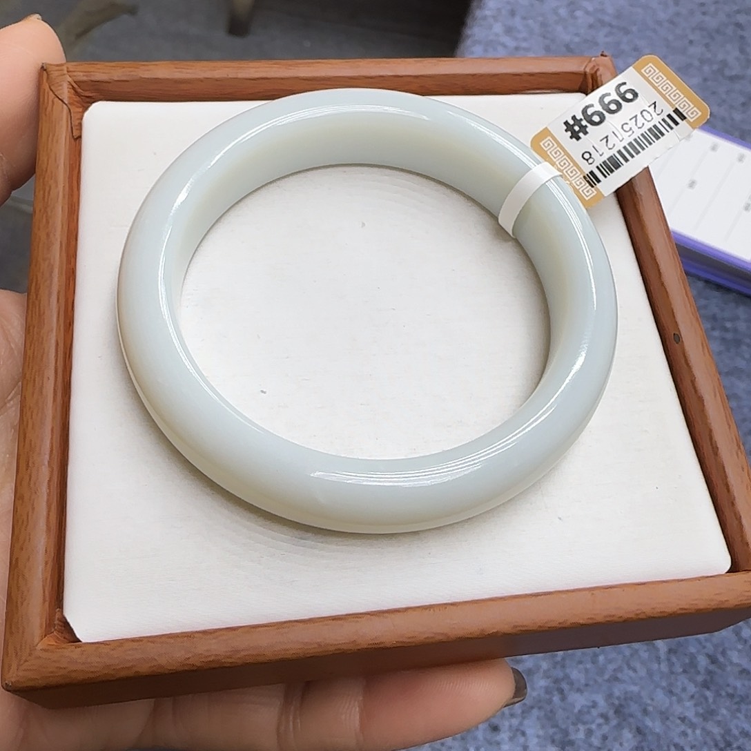 未镶嵌手镯和田玉小**子