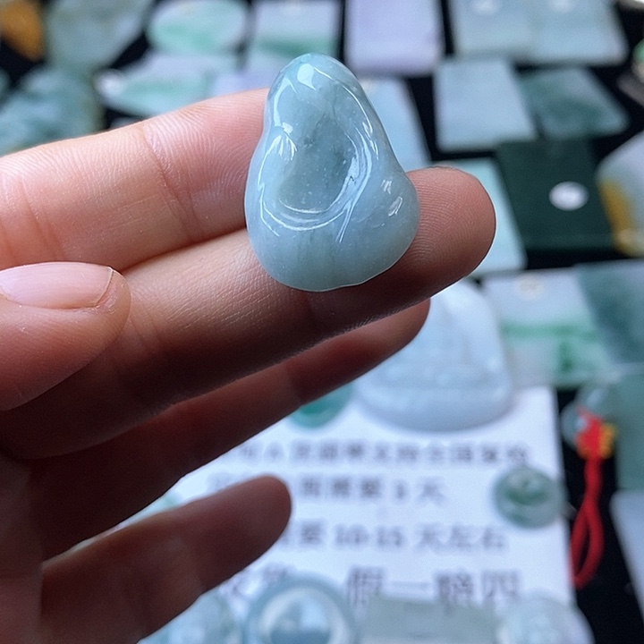 翡翠挂件未镶嵌翡翠的