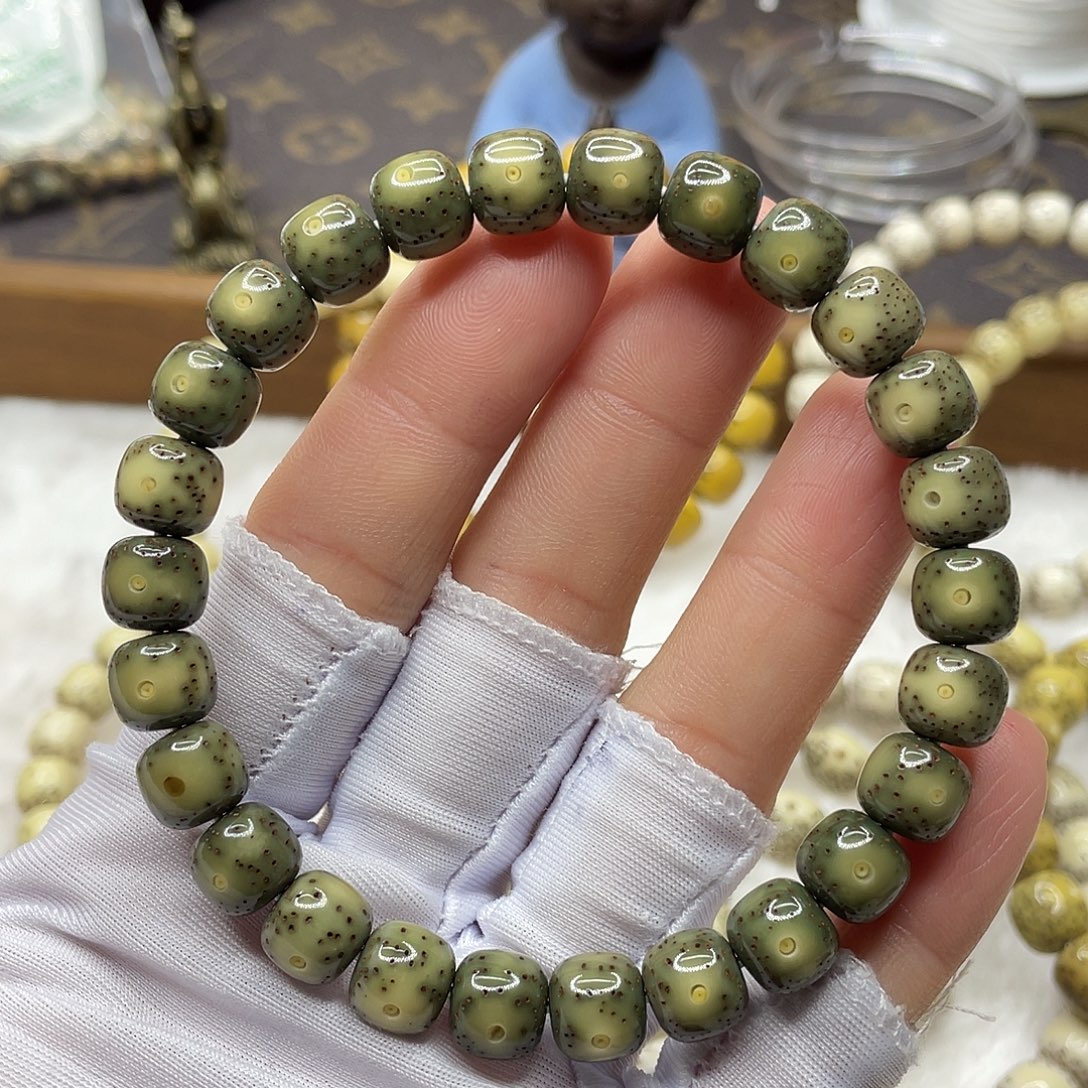 星月菩提吊坠石玉料满绿双留白卡9