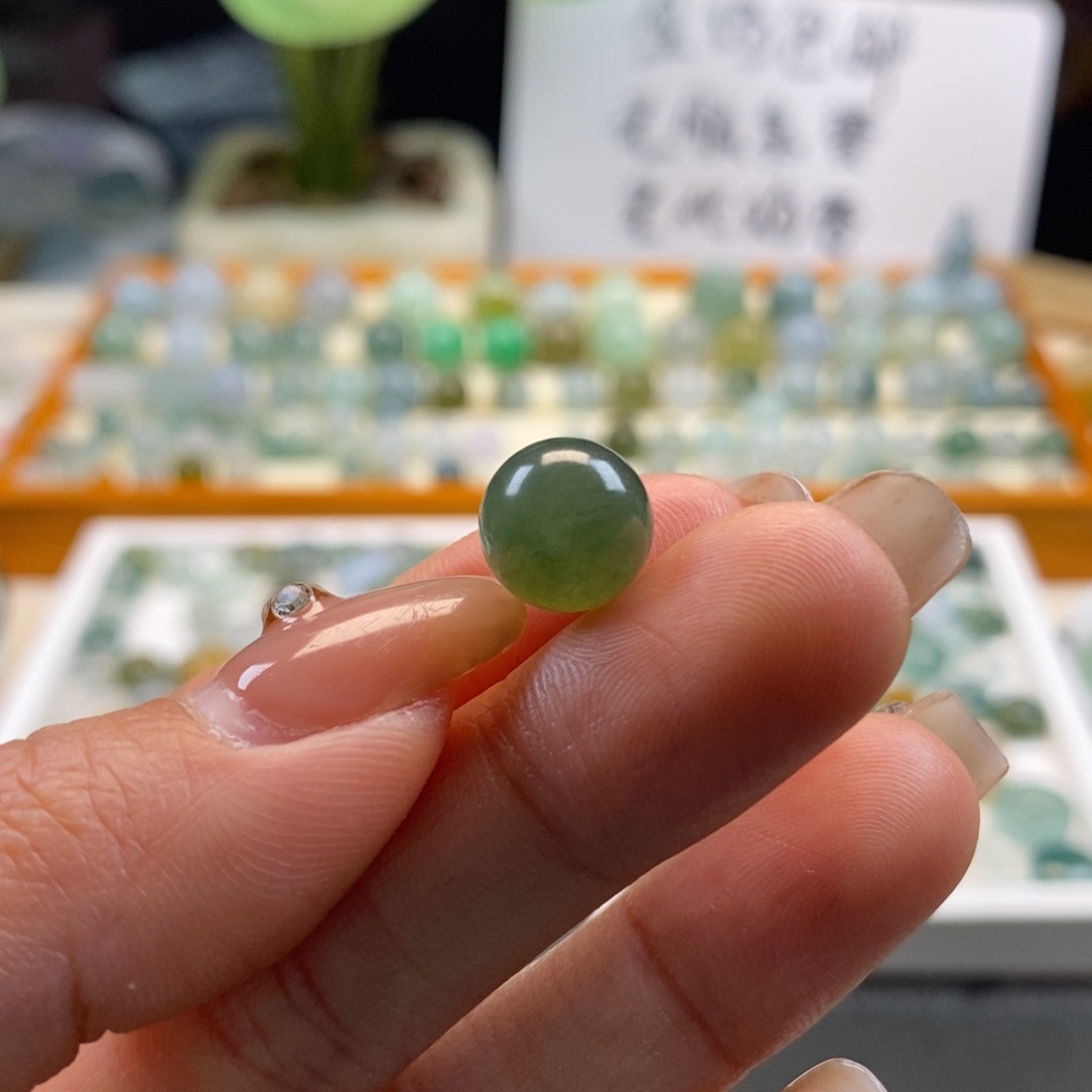 翡翠散珠天然翡翠橄榄绿10.1，有内纹裂