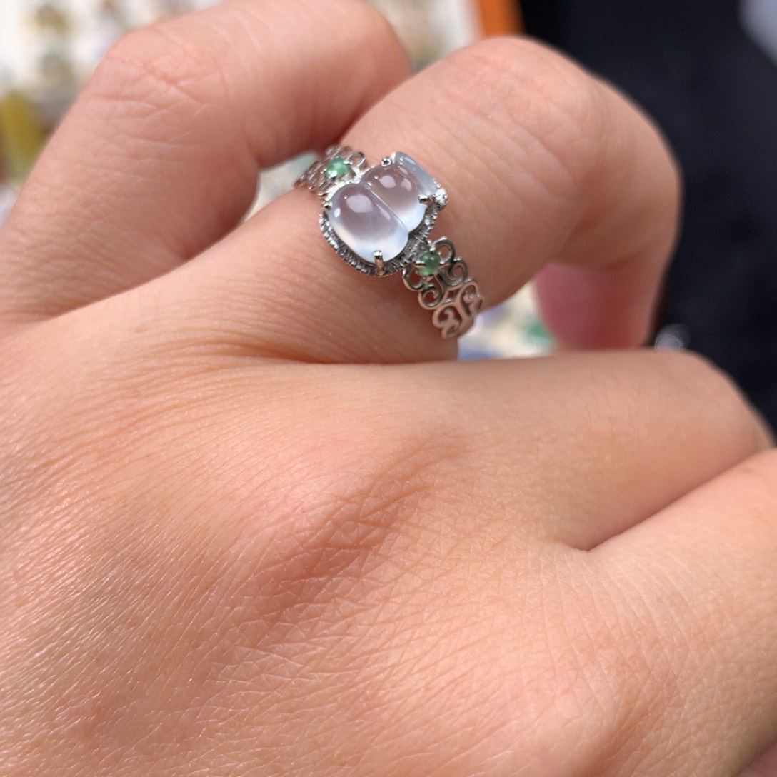 18K金镶嵌戒指翡翠葫芦戒指