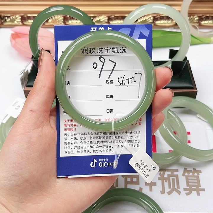 和田玉手镯未镶嵌美***。