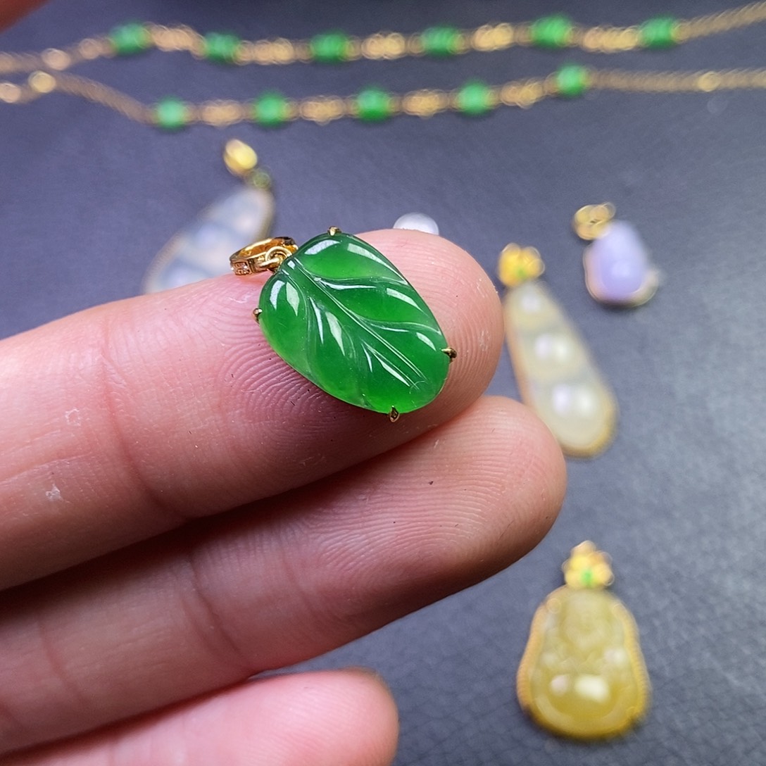 颈饰18K金镶嵌翡翠