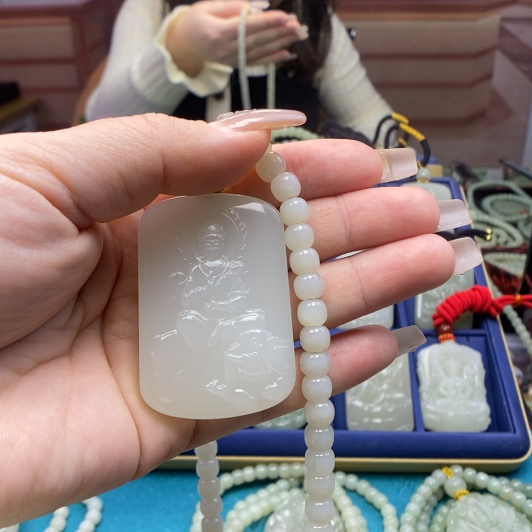 和田玉颈饰未镶嵌辉