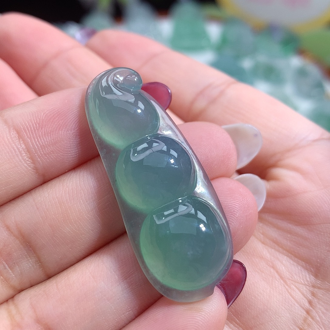 翡翠未镶嵌颈饰豆子